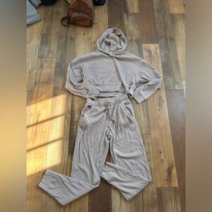 Alo yoga muse light pink ribbed set